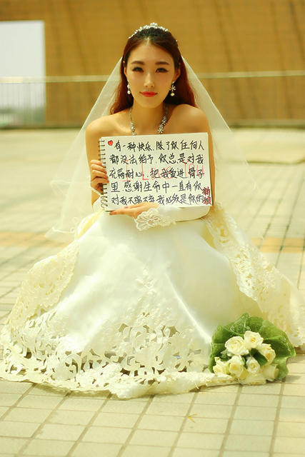 女大学生穿婚纱向男友大胆求婚